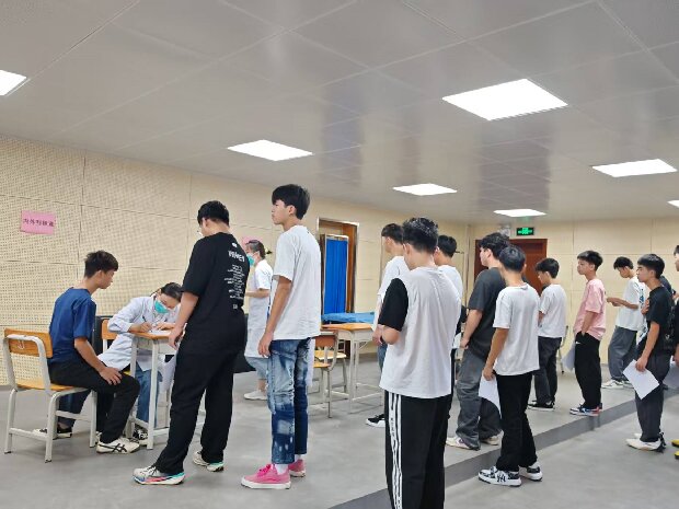 1.新生入（rù）學體檢內外科檢查現（xiàn）場.jpg