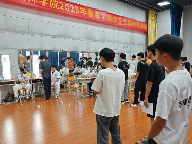 4.新生入學視力檢測現場.jpg