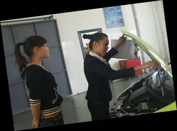 圖(tú)三 汽車維修接待項目比賽選手李豔正在與顧客一起檢查發動機 圖(tú)三(sān) 汽車維修接待(dài)項目比賽選手李豔正在與顧客(kè)一起檢(jiǎn)查發動機(jī)
