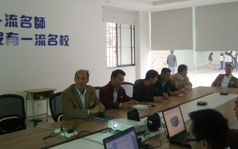 關菲(fēi)明副院長在認真聽取匯報 關菲明副院長在認真聽取匯報