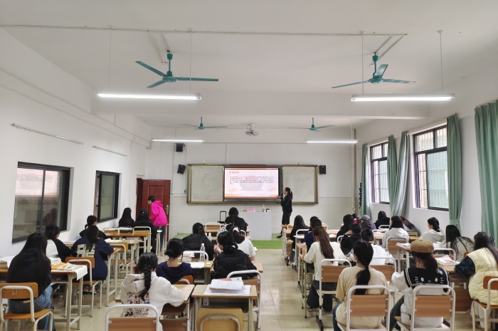 黃海笑醫師在伊嶺校區給女生們授課.jpg