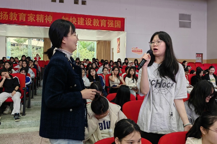 梁壽珺（jun4）與（yǔ）女生（shēng）互動圖二（èr）.jpg