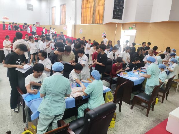 學生學習防艾知識.jpg