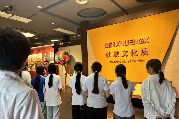 參觀（guān）壯族文（wén）化展廳（tīng）.JPG.jpg