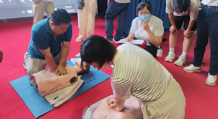 老師在進行實操考試.jpg