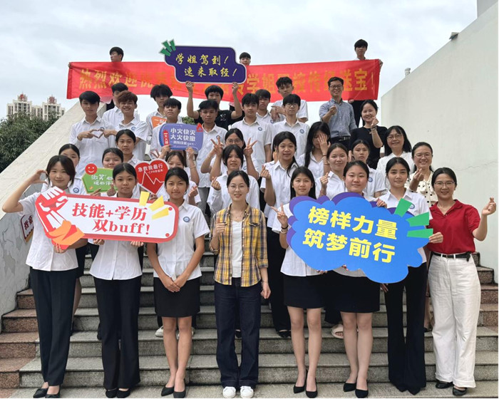 圖4：朱諾玲和2024交通（tōng）客運服務1班合影_副本.jpg