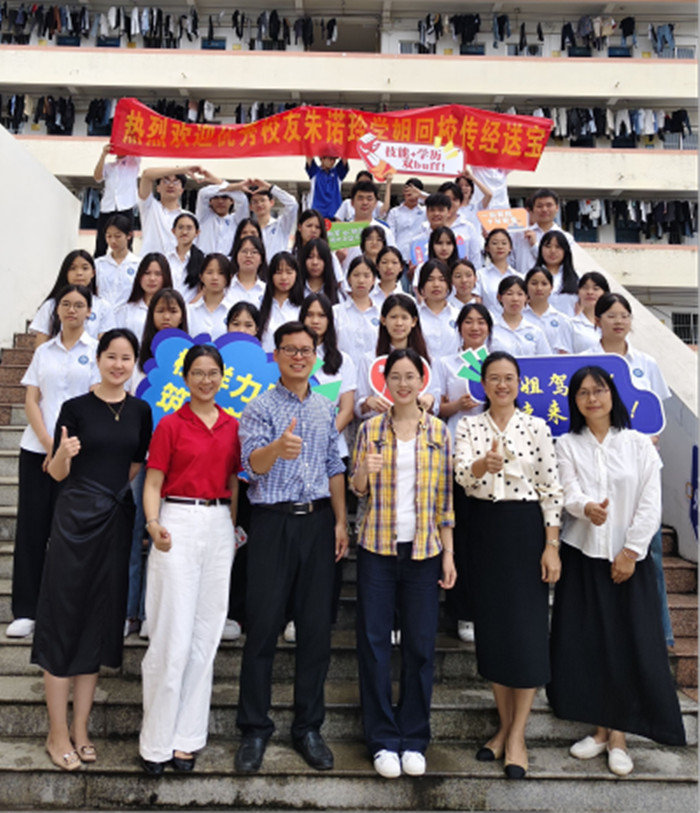 圖5：朱諾玲和（hé）2024交通客運服務2班合影(1)_副本.jpg