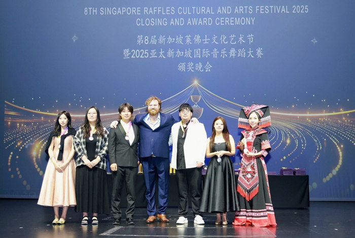 圖2：匈牙利歌劇院首席藝（yì）術家莫爾納·萊文特（tè）為銀獎選手頒獎（右一為覃（tán）曉娜老師（shī））.jpg